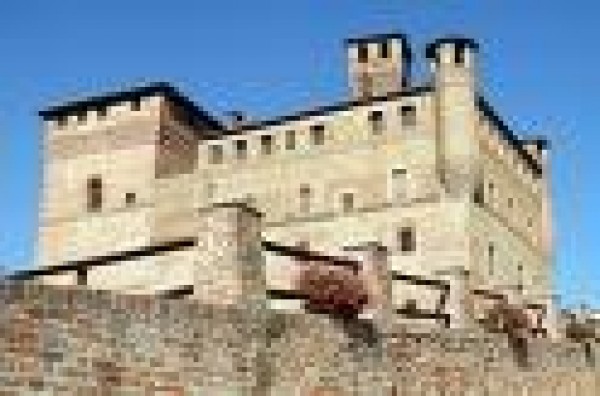 43 - Fu una delle proprieta' dei Marchesi Benso di Cavour: il Castello di Grinzane