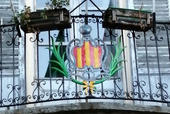 Lo stemma di Cavour: la storia e il "giallo" dei colori
