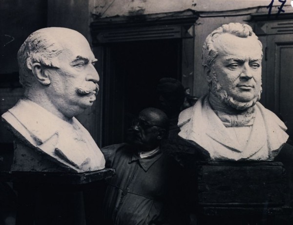 105 - Cavour 1952: i busti del Conte Camillo e di Giolitti inaugurati alla presenza di Einaudi